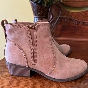 Guess Ankle Booties. size 7. Excellent Condition!